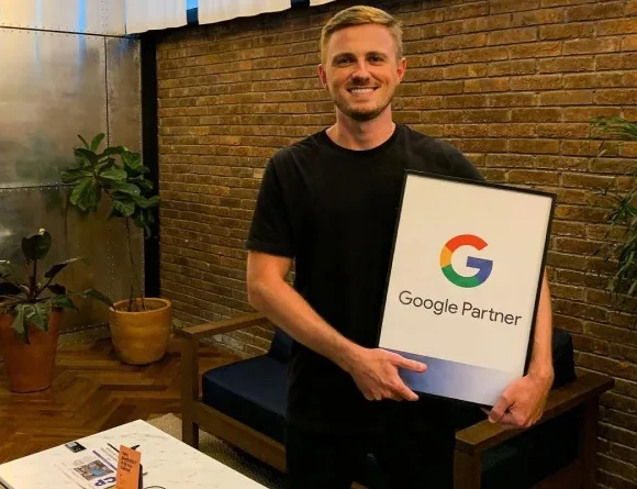 Diego Baader, fundador da Norter, com a placa de Google Partner