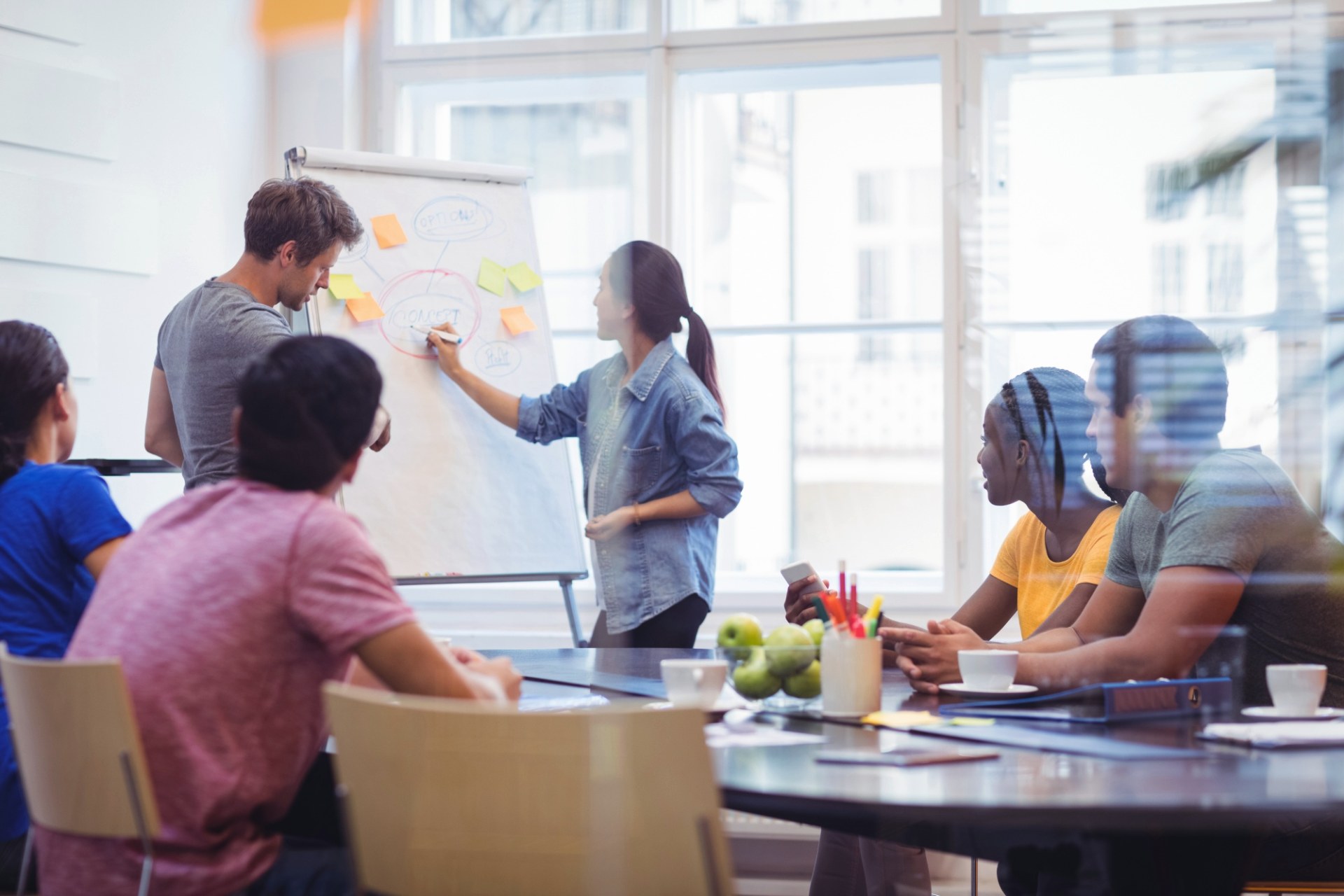 Grupo de pessoas em treinamento de marketing