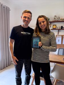 Norter completa 3 anos de parceria com Speak Mama