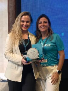 Equipe recebendo selo Flowbiz Silver